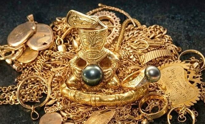Bijoux en or, pendentif tiki et perle de Tahiti